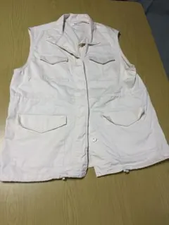 ホワイトポケット付きノースリーブベスト