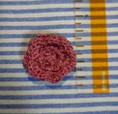 ピンクの花形ブローチ