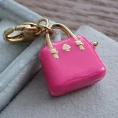 【正規品】ケイトスペード バッグのデザイン・ピンク色のチャーム トップ