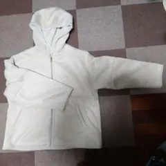 フード付きクリーム色フリースジャケット