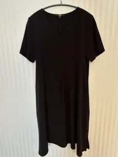 UNIQLO ブラック Vネック 半袖 ワンピース