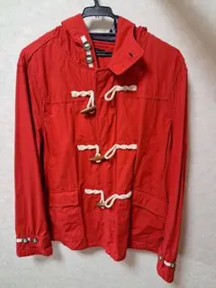 赤いトグルボタン付きマウンテンパーカー