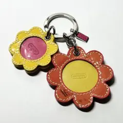 COACH 写真入れ付きフラワー型レザーキーホルダー オレンジピンク&イエロー