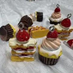 ストロベリーケーキとカップケーキのチャームセット