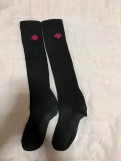 ブラックロングソックス ピンクロゴ付き DESCENTE