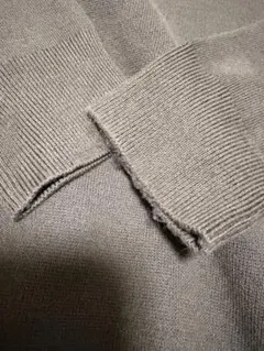 UNIQLO ダークグレー 長袖ニットセーター 袖口ほつれあり