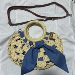 編み込みかごバッグ ベージュと青　レザーストラップ付き