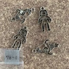 【76-1】ロケットと宇宙飛行士のチャーム(各2個)