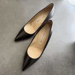 極美品！MANOLO BLAHNIK ポインテッドトゥ パンプス ブラックのサムネイル