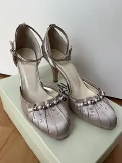 エレガントなパール装飾サテンハイヒール