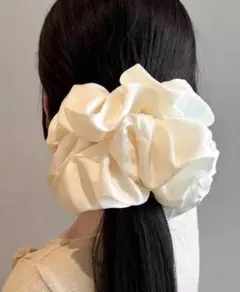サテン ヘアシュシュ ホワイトのサムネイル