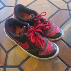 Nike 黒赤 スニーカー 古着 おしゃれ