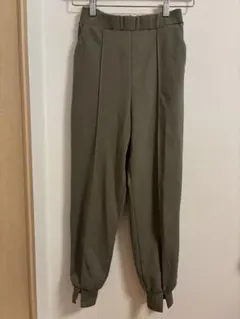 カーキ色パンツ　ポケット付き