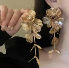 花　大ぶり　揺れる　フラワーモチーフ　ロングピアス　結婚式　ブライダル　ゴールド
