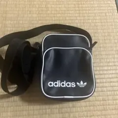 新品未使用タグ付adidas ネイビー ショルダーバッグ　ミニバッグ　サコッシュ