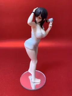 髪を乾かす女性フィギュア