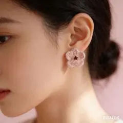 ハンドメイド 薄いピンクの花ピアス