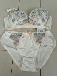 花柄刺繍ブラジャーショーツセット C65 Mサイズ