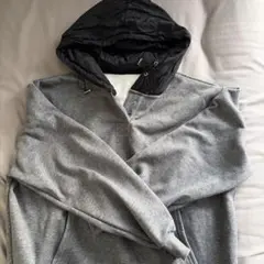 グレーと黒のフード付きパーカー