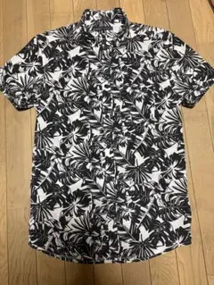 Bershka 半袖　柄シャツ　白黒　Sサイズのサムネイル