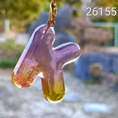 【ハンドメイド】レジン イニシャルキーホルダー 「K」 パープル×イエロー