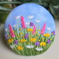 #136　風景　刺繍ブローチ　ハンドメイド　くるみボタン