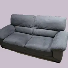 グレーのファブリック2人掛けソファ