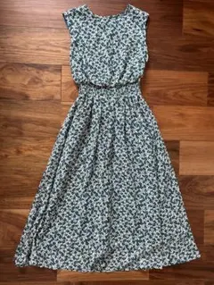 ナチュラルビューティーベーシック 花柄ノースリーブワンピース