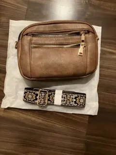 ブラウンショルダーバッグと装飾ベルト