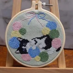 ポ*ン様 ハンドメイド刺繍フレーム　夜桜とキジトラ ハンドメイド 刺繍フレーム 猫 苺と猫 キジトラ - メルカリ