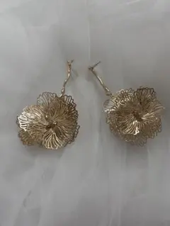 花モチーフ 金色 フックピアス