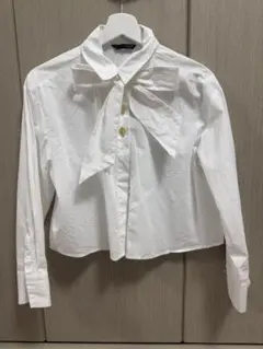 ホワイトリボン付きクロップドシャツ