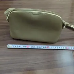 カーキっぽい色 ショルダーバッグ ゴールドジッパー