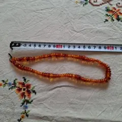 琥珀のネックレス(長さ約41㎝、重さ約16g)