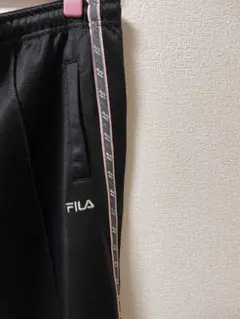 FILA ブラック ジャージパンツ サイドストライプのサムネイル