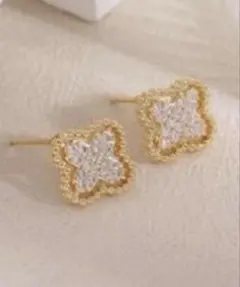 クリスタルスタッドピアス