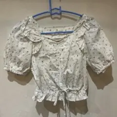 NICE CLAUP フリルオフショルダーシャツ NICE CLAUP ナイスクラップ 花柄フリルオフショルダーブラウス - メルカリ