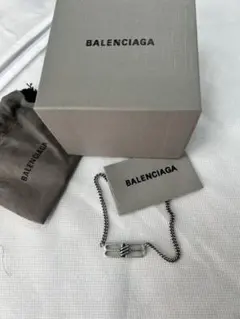 BALENCIAGA 新品同様 チェーンネックレス ロゴプレート付き 人気品のサムネイル