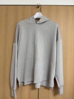 【La-gem】グレー パール装飾 パーカー