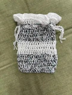 かぎ針編み 巾着袋 白と緑 フリル付き