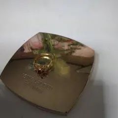 ゴールドの宝石付きリング