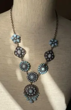 フローラルモチーフ ターコイズブルーカラー ステートメントネックレス