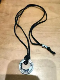 円形ペンダント 革紐ネックレス