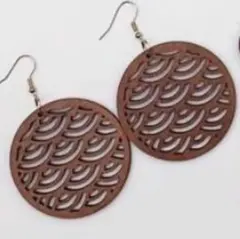 ブラウン木製波模様ピアス　可愛い　お洒落　個性的　カジュアル　新品　未使用