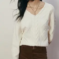 ホワイト ケーブル編み Vネックニット