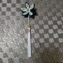 *つまみ細工髪飾り*花びらデザイン*ヘアクリップ&ビーズタッセル付き*
