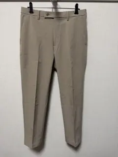 ユニクロ ベージュ スラックス バックポケット付き