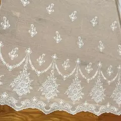 【トルコ刺繍】ホワイト系ダマスクローズ柄裾スカラップ刺繍レースカーテン生地はぎれ