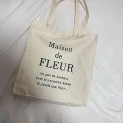 メゾンドフルール ブランドロゴ刺繍スクエアトートバッグ