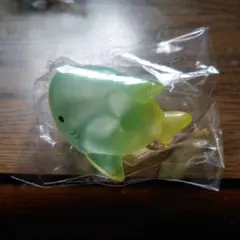 【新品】ソフビ　黄緑グラデーション　サメ型キャラクターグッズ